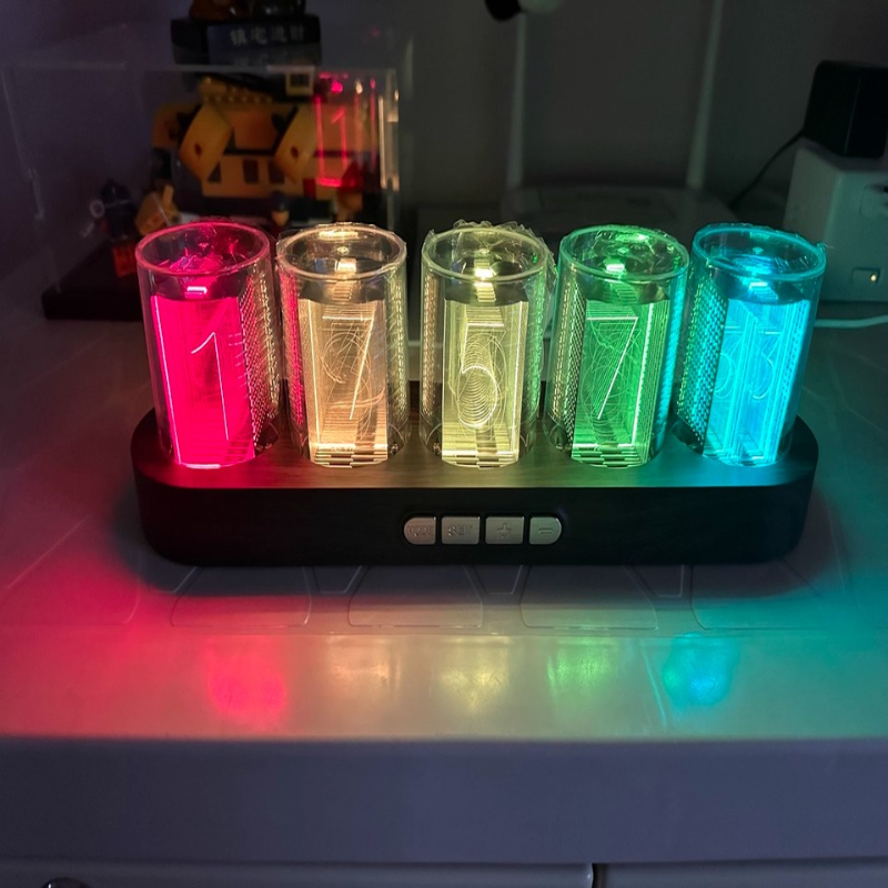 LEDニキシー管時計 RGBゲーミングデスクトップテックデコ - Office Tech Setup のレビューと価格